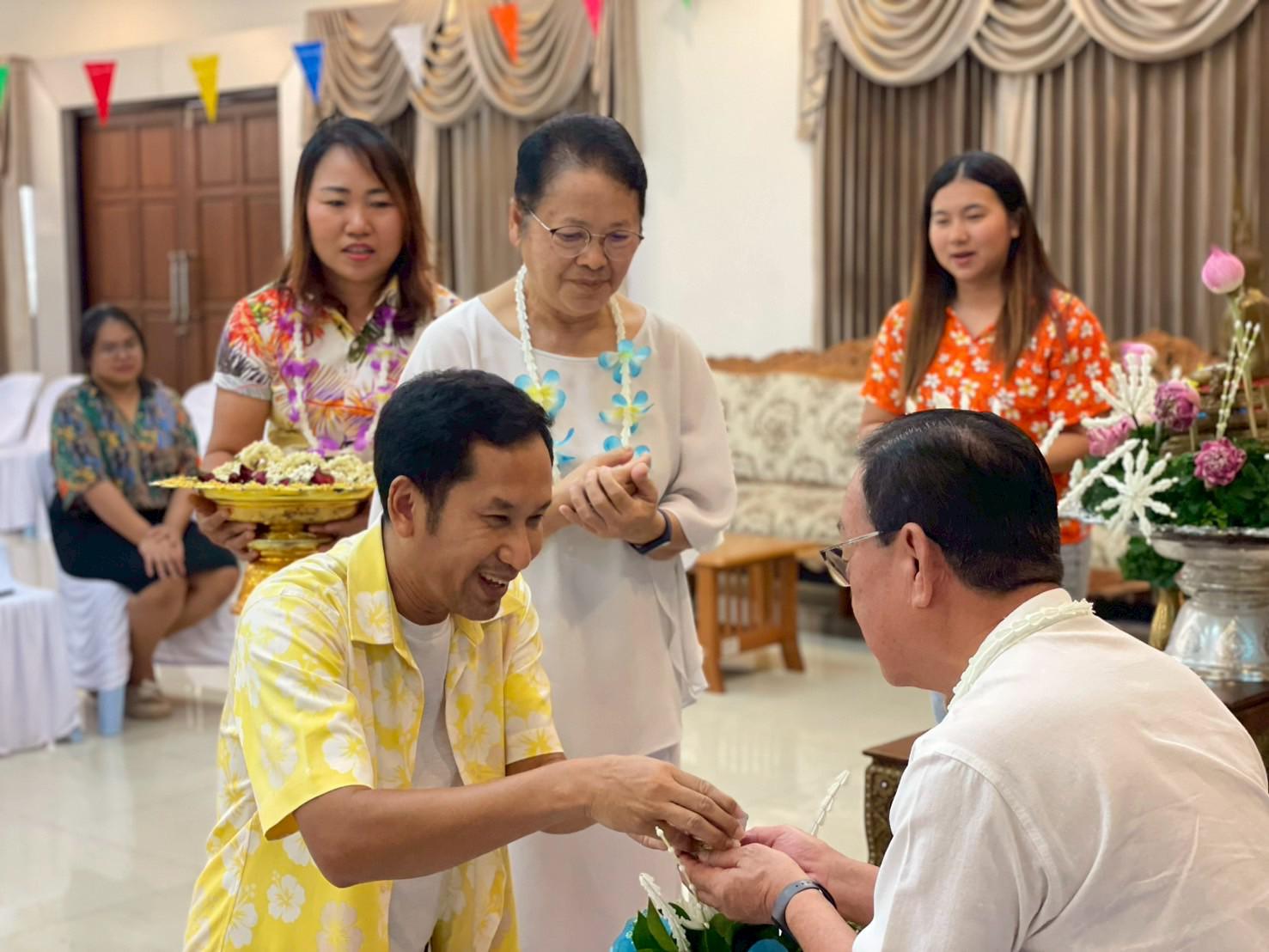 72. วันที่ 26 เมษายน 2568 สาขาการบริหารการศึกษา ได้จัดกิจกรรมรดน้ำดำหัวคณาจารย์ระดับบัณฑิตศึกษา ประจำสาขาการบริหารการศึกษา ณ ห้องประชุมครุร่มสัก 1 ชั้น 3 อาคารคณะครุศาสตร์
